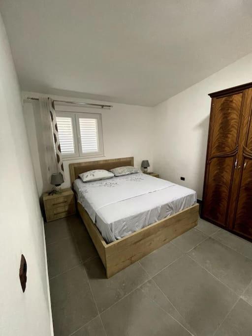 Cozy 5-bed With Balcony